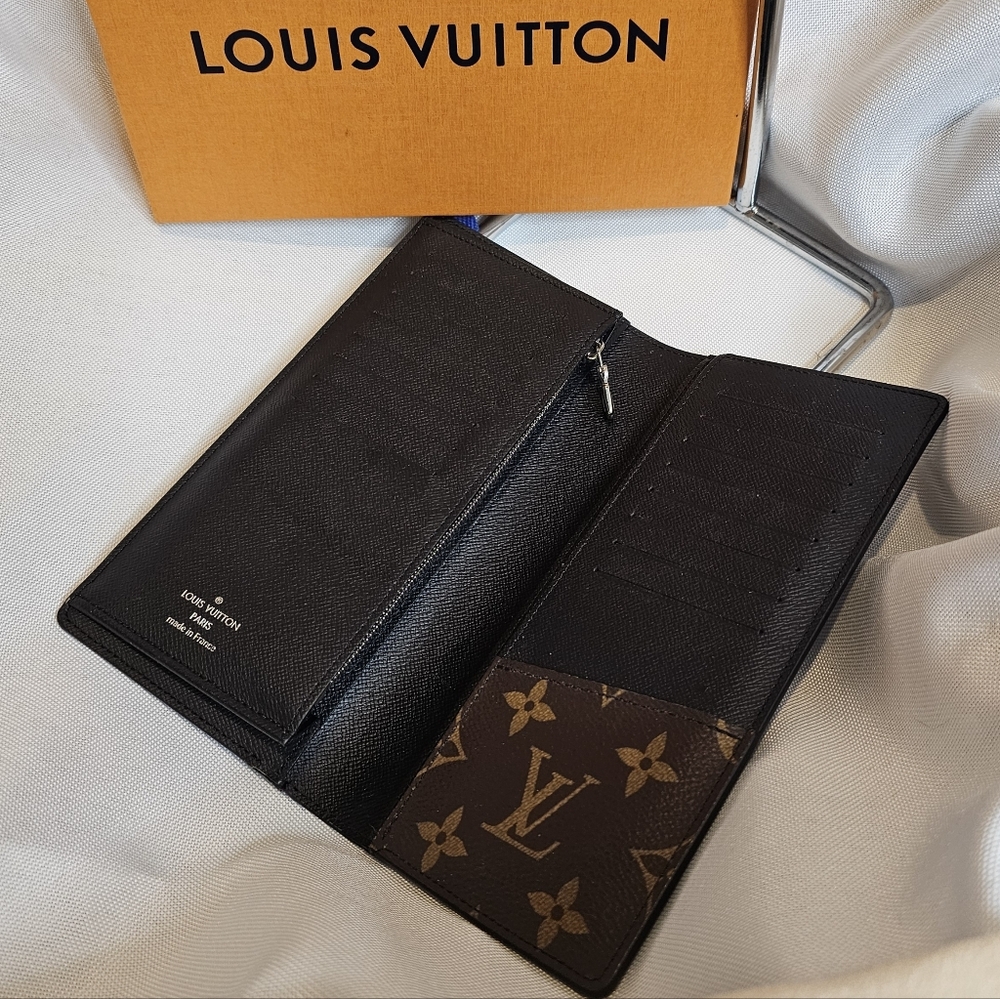 100% Authentic Louis Vuitton Brown Monogram Card Holder